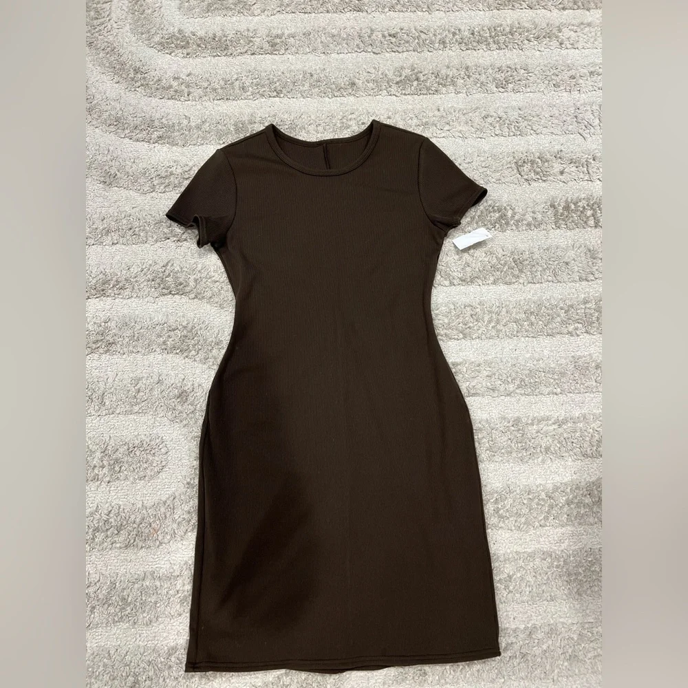 alo brown dress GODDESS RIBBED SHORT SLEEVE Color:Ecru
